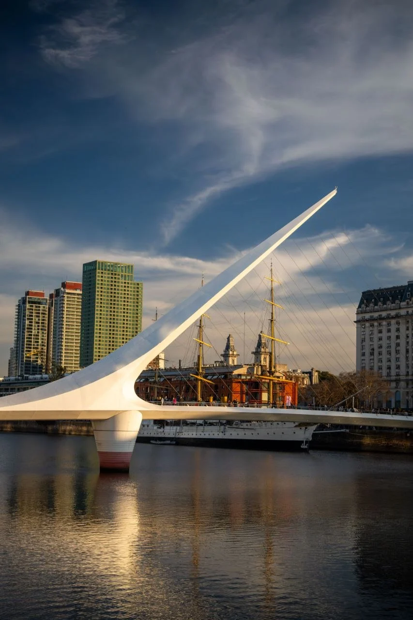 Puente de la Mujer / luz del atardecer